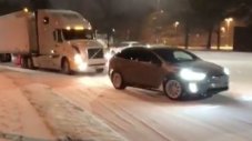 Tesla Model X измъкна камион от снежен капан (ВИДЕО)