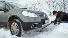 Как да извадите автомобил, заседнал в снега