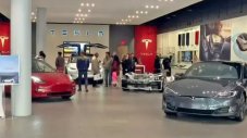 Tesla привлича клиенти с парични бонуси