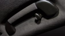 Защо в някои коли има дръжка на тавана вляво от шофьора?
