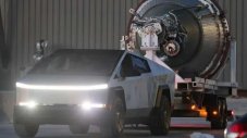 Вижте как Tesla Cybertruck тегли ракетен двигател