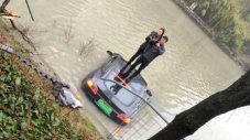 Tesla Model S сама скочи в река (ВИДЕО)