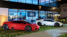 Шефът на Lamborghini разкри електрическото бъдеще и защити V12