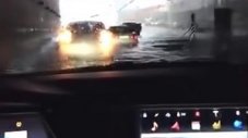 С електрическа кола при наводнение - видео