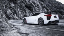 Продават се 11 Lexus LFA