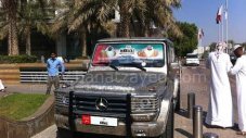Арабин облепи Mercedes G55 с монети