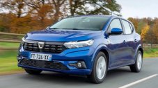 Проблем с капака вкарва 25 000 коли на Dacia в сервиза