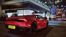 Рускиня шокира Лондон с Lamborghini, покрито с камъни Swarovski