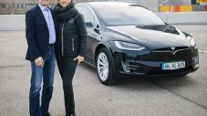 Daimler забърка скандал с наета и потрошена Tesla Model S