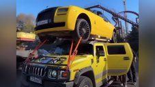 Как да привлечеш внимание към Hummer - качи Rolls-Royce на покрива му