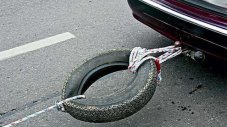 Защо опитни шофьори закачат стара гума на въжето за теглене