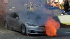 Tesla скрила умишлено риска от самозапалване на моделите си