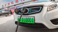 Китай въвежда лимит за разхода на електромобилите