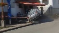 VW Golf Mk2 се вряза в публиката на рали  