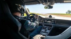 Вижте как Porsche Panamera Turbo S поставя рекорд за скорост