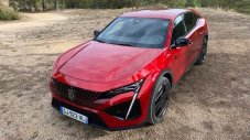 Не само ефектно, но и ефективно: тестваме новото Peugeot 408