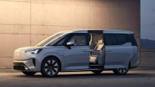 Миниванът на Volvo изненада с оборудване и с цена
