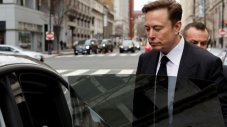 Финансов експерт: Мъск вреди на Tesla!