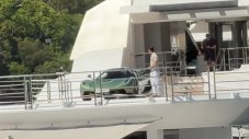 Koenigsegg за 5 милиона долара се паркира на яхта за 86 милиона