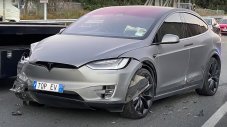 Ярост на пътя причини щети за 45 000 долара на Tesla Model X