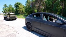 Tesla Model X се пробва срещу британски танк