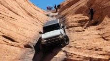Ford Bronco прeмина "Вратата на ада" на заден ход