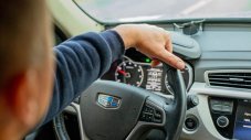 Защо много шофьори държат волана с една ръка отгоре?