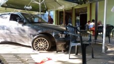BMW прегази пешеходка на тротоара и паркира в кафене