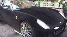 Плюшено Ferrari обикаля Лондон