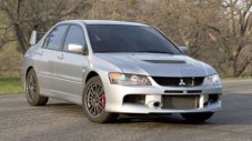 Собственик на Mitsubishi Lancer Evo откри гаечен ключ в двигателя