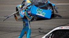 Пилот от NASCAR замерва съперниците си с части по време на състезание