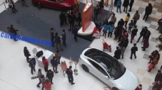 5-годишен подкара Tesla Model S в мол