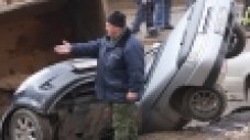 Дупка на улица в Москва погълна самосвал и три леки коли