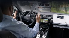 Skoda измисли система, как един шофьор да кара две коли наведнъж