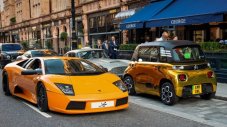 Позлатен Citroen Ami предизвиква суперколи в Лондон