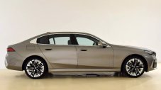 Удълженото BMW 5-Series излиза в две версии