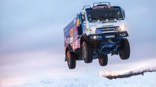 Вижте как 10-тонен Kamaz скача с лекота от снежни преспи (ВИДЕО)