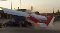 Обичаен ден в Русия &ndash; самолет се блъска в кола (ВИДЕО)