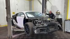 Британец обслужи Bugatti Veyron 16 пъти по-евтино от официален сервиз
