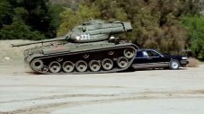 Шварценегер гази лимузина с личния си танк (ВИДЕО)
