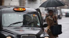 В Англия забраняват късите гащи в такситата