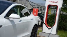 Британската Tesla с най-голям пробег е обиколила Екватора 15 пъти