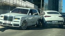 Mercedes-Benz GLE блъсна Rolls-Royce Cullinan в... Монголия