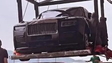 Милиардер паркира Rolls Royce Ghost в хола си на 44-ия етаж