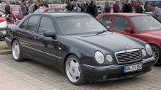 Защо някои Mercedes-и имат "таен" лост на чистачките