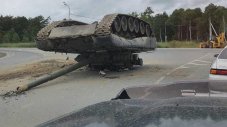 Само в Русия: камион изтърси на пътя... танк