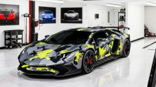 Lamborghini Aventador получи бича окраска