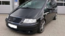 Volkswagen Sharan си съперничи със суперколи