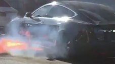 Tesla Model S на холивудски режисьор изгоря на пътя (ВИДЕО)