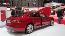 Акциите на Tesla се повишиха със 7% след смесени финансови данни